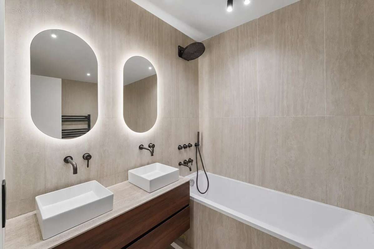 Appartement à NEUILLY-SUR-SEINE