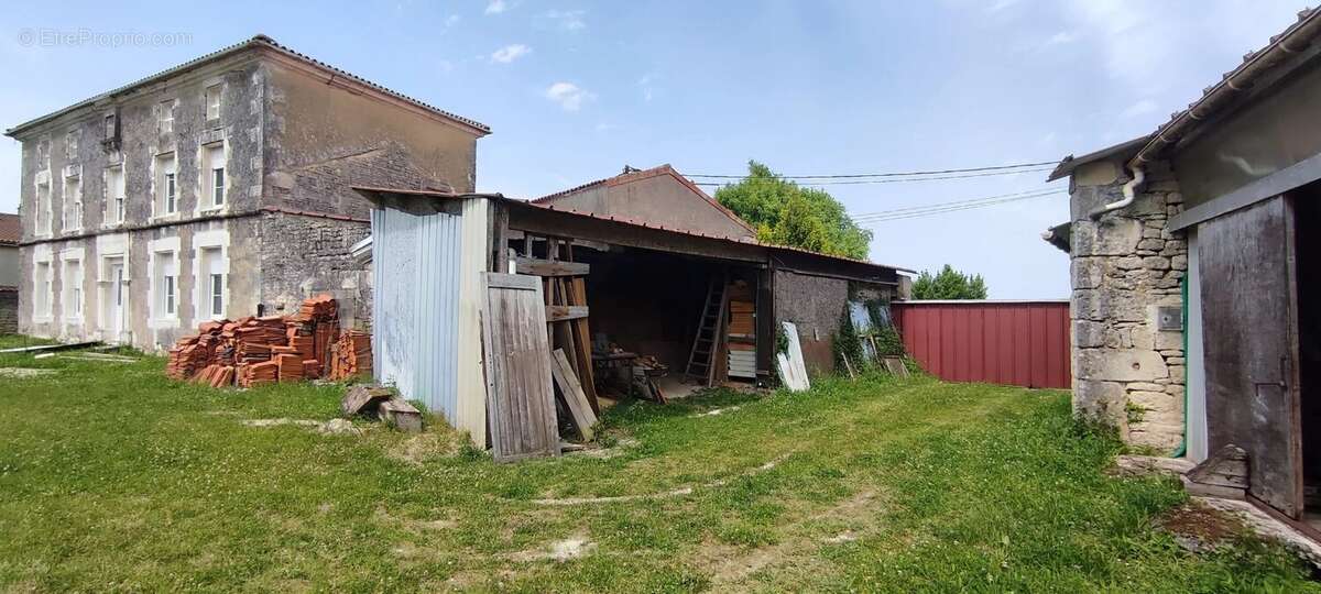 Maison Charentaise à rénover avec plusieurs dépendances et un grand jardin - photo 3
