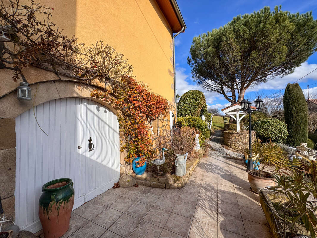 Charmante maison avec dépendances et terrain   Pélussin (42) - photo 6