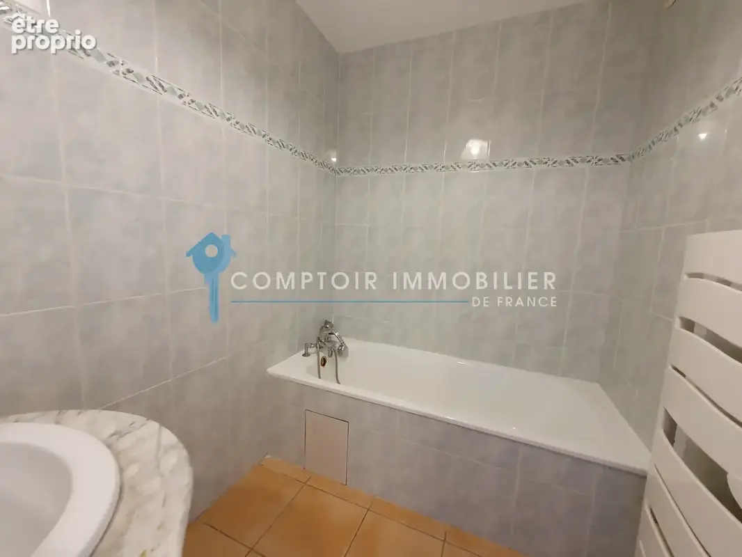 Uzes : appartement p5 dernier etage avec terrasse et parking - photo 10