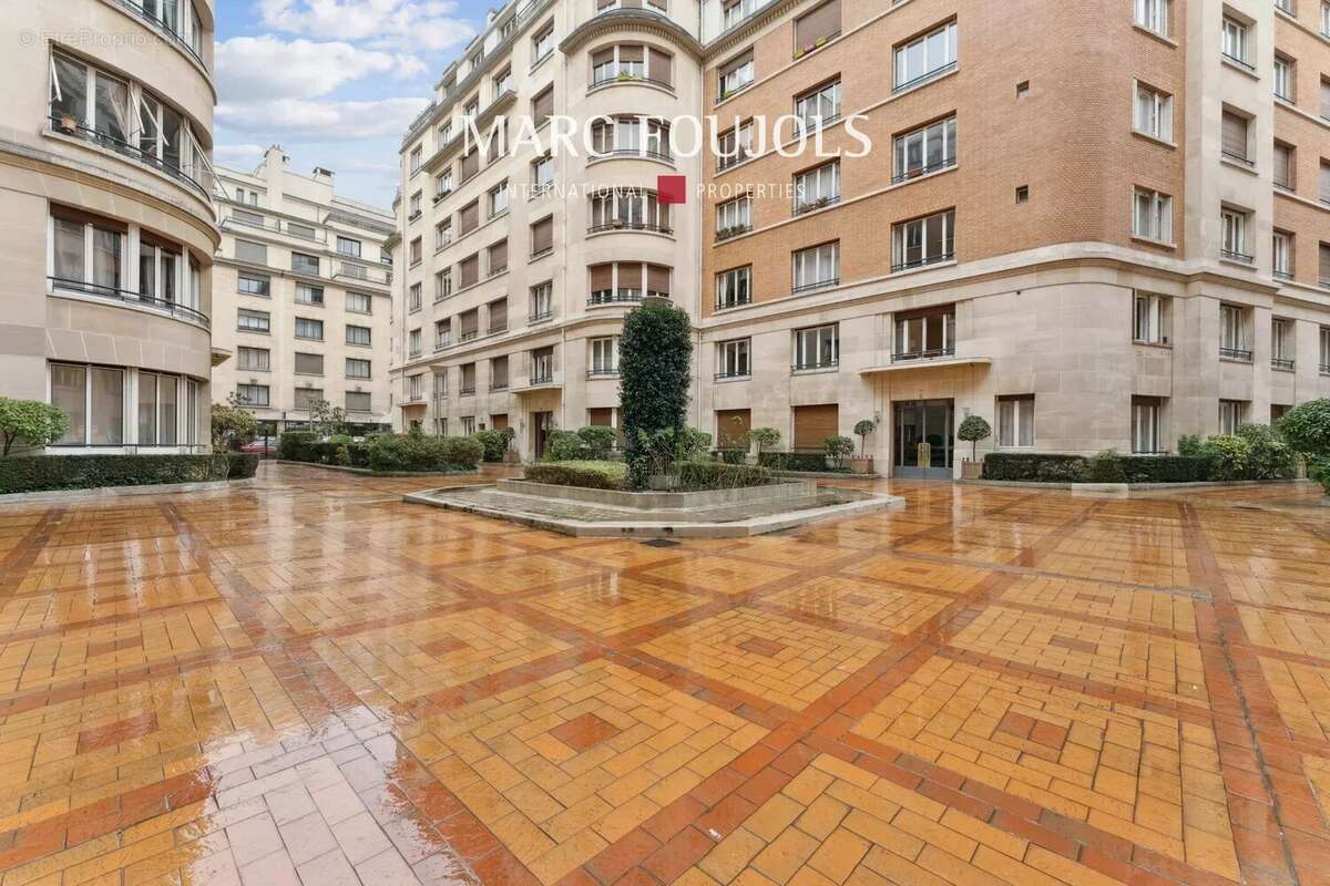 Appartement à PARIS-16E