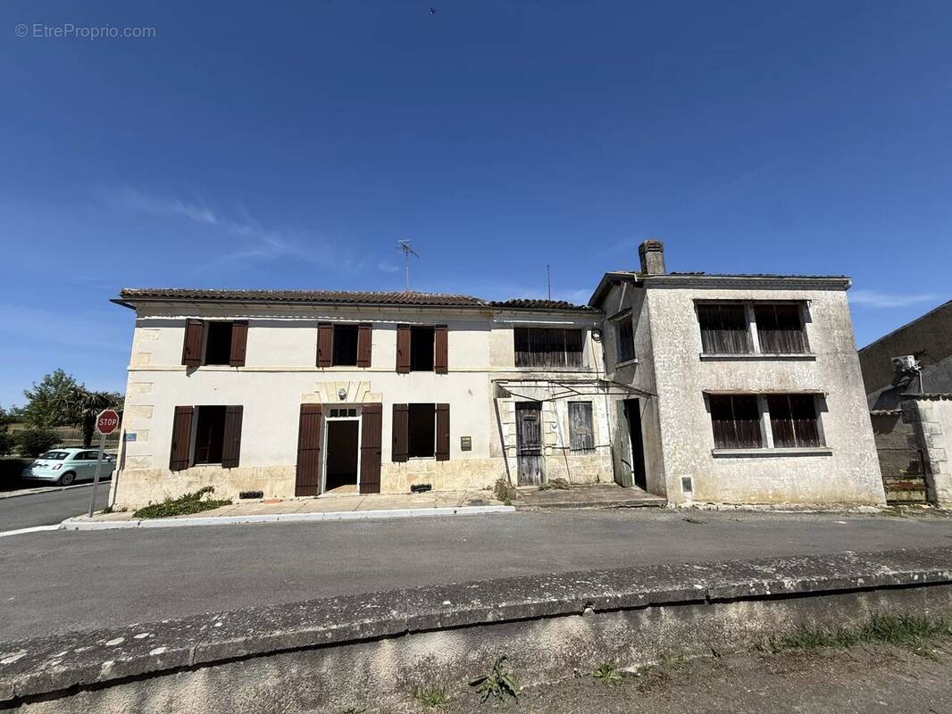 Maison à NIEUL-LE-VIROUIL