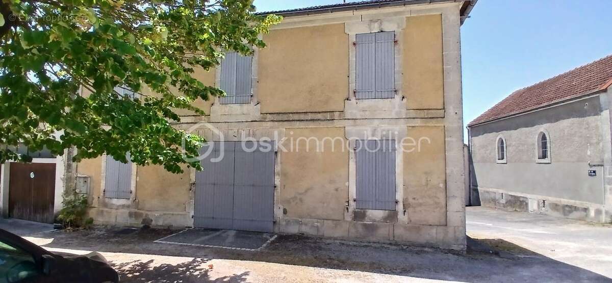 Maison à SAINT-GENIS-D'HIERSAC