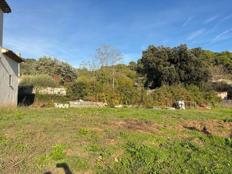 Terrain à LA ROQUETTE-SUR-SIAGNE