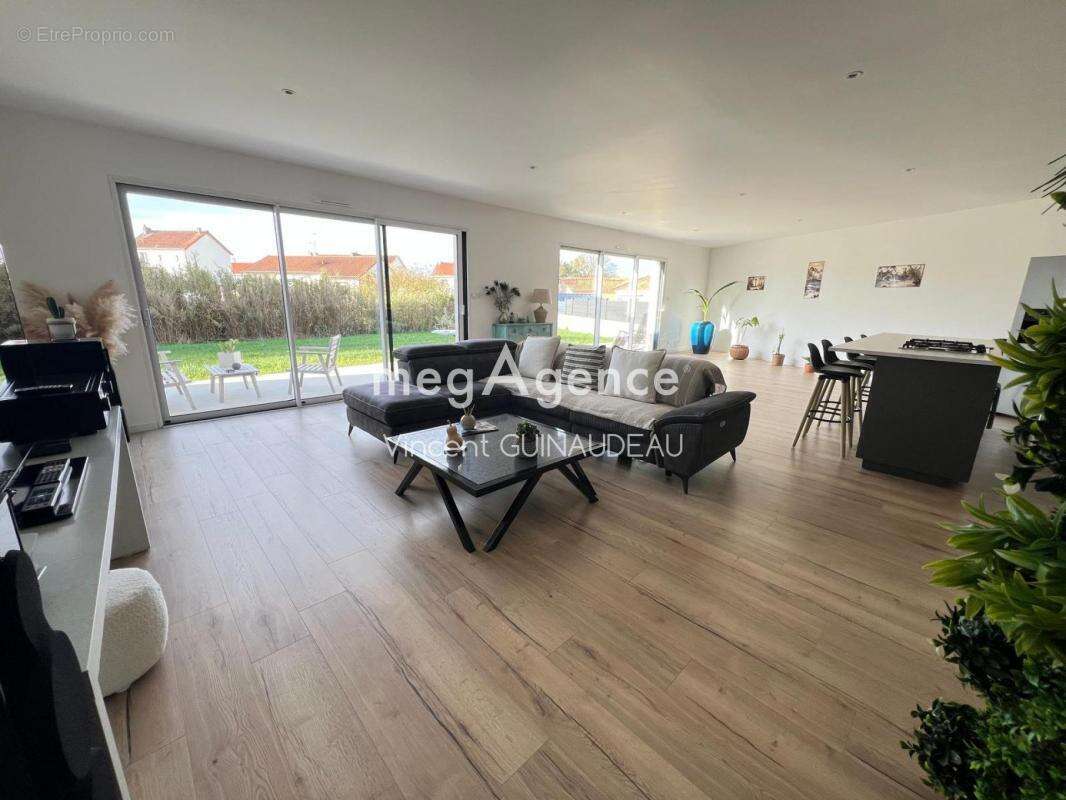 Maison à SAINT-MACAIRE-EN-MAUGES