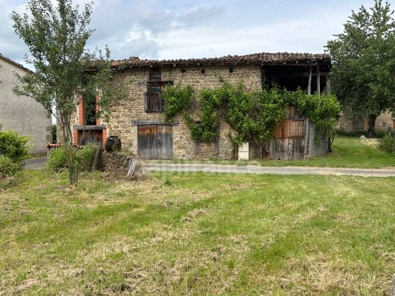 proche d' AMBERT (63) CORPS DE FERME en pierre renové  avec sa grange indépendante  TERRAIN de 1209 M2 - photo 4