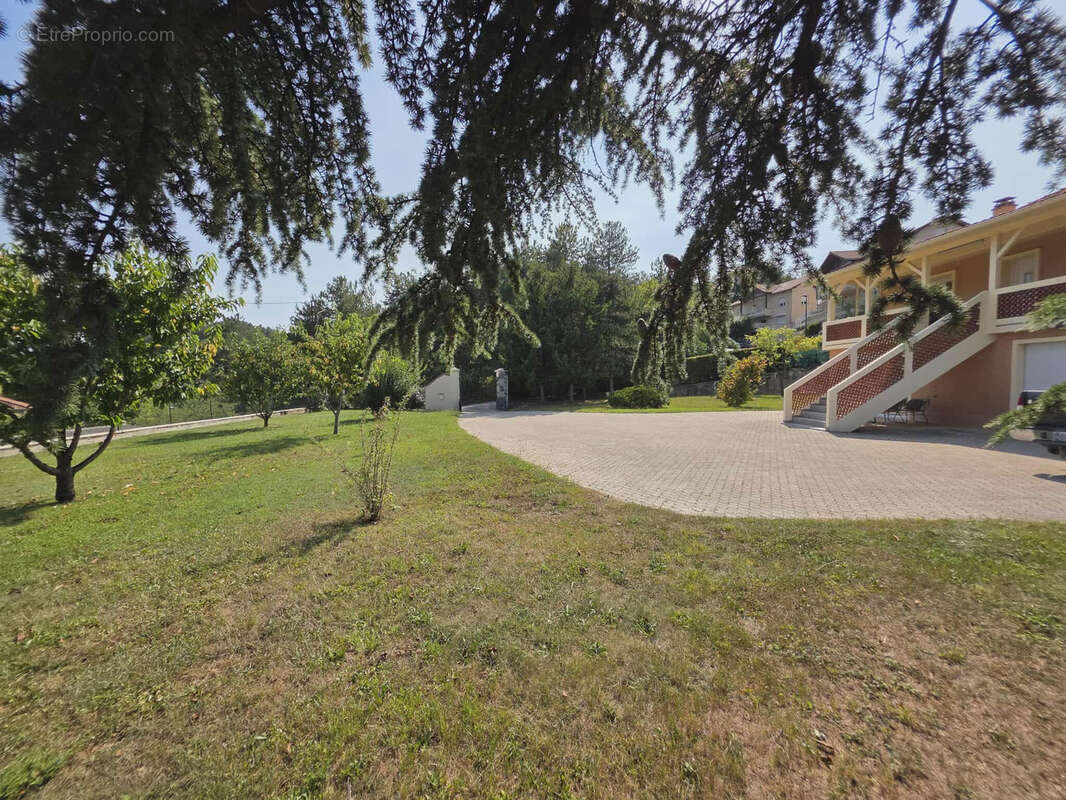 A saisir Maison bourgeoise composée de 2 appartements avec de nombreuses dépendances et  un grand terrain de 1 - photo 3