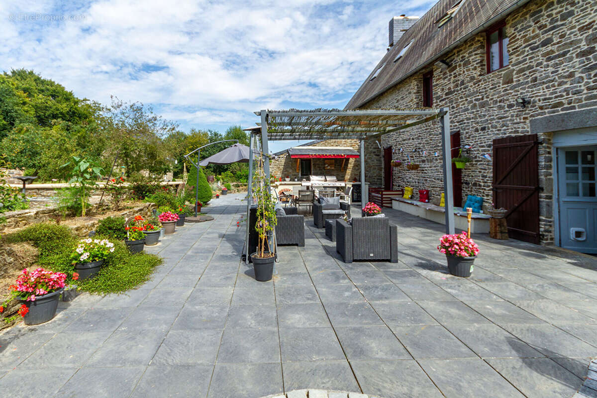 Maison à SAINT-QUENTIN-LES-CHARDONNETS