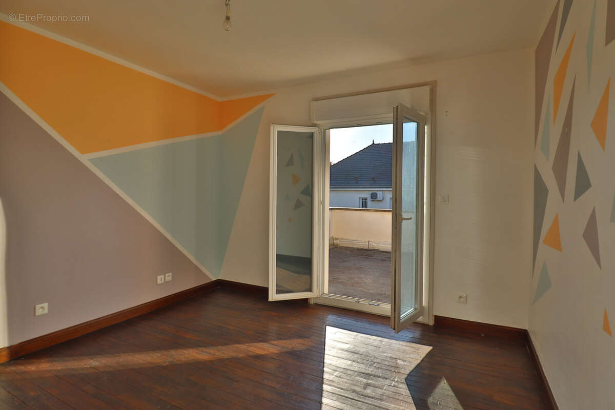 Maison à LA CHAPELLE-SAINT-LUC