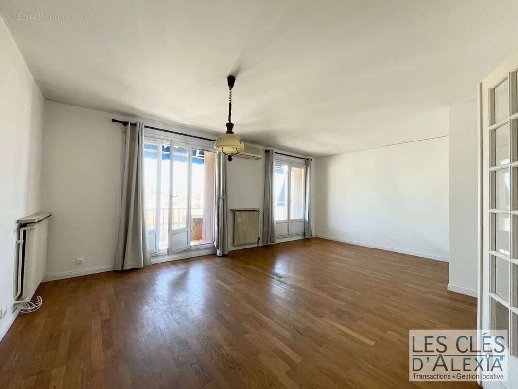 T3bis dernier étage avec vue dégagée, garage et parking - photo 3