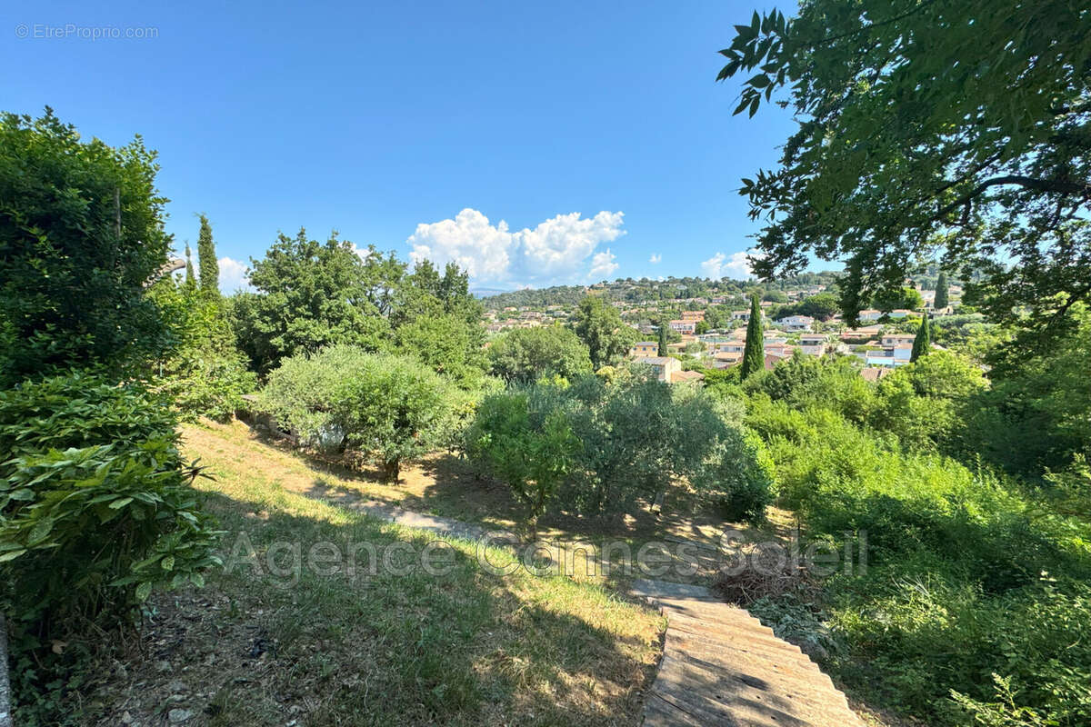 Maison à LA ROQUETTE-SUR-SIAGNE