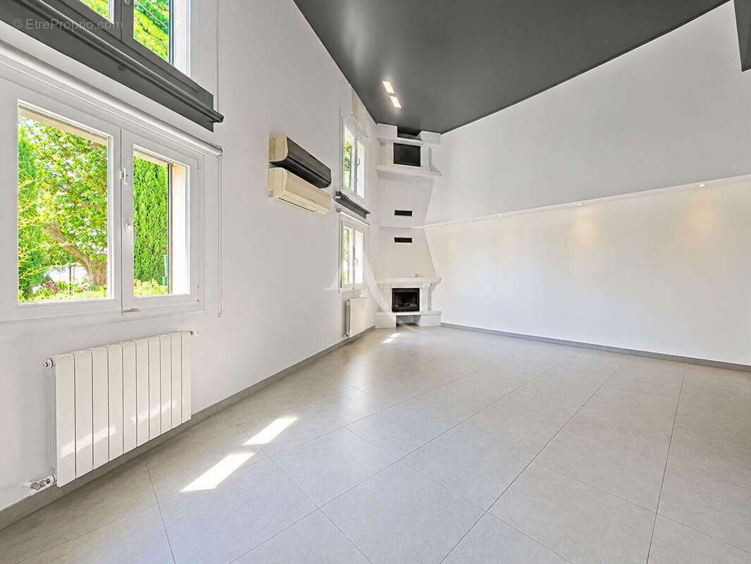 Maison familiale avec piscine, dépendance et stationnement ? Marseille 11e - photo 9