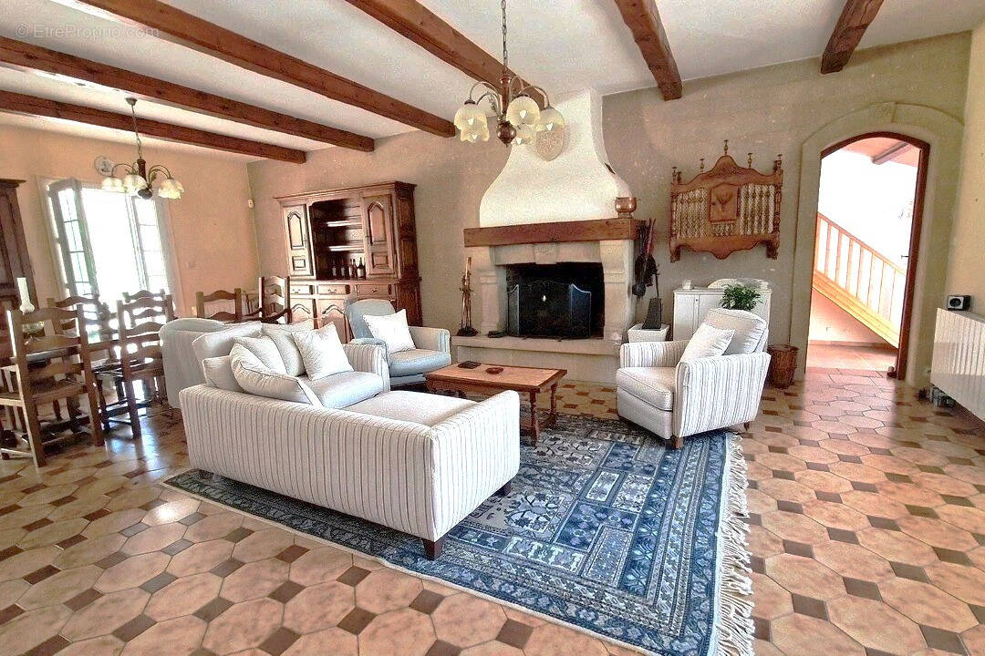 Maison à CRUVIERS-LASCOURS