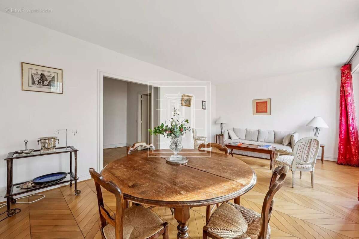 Appartement à PARIS-16E