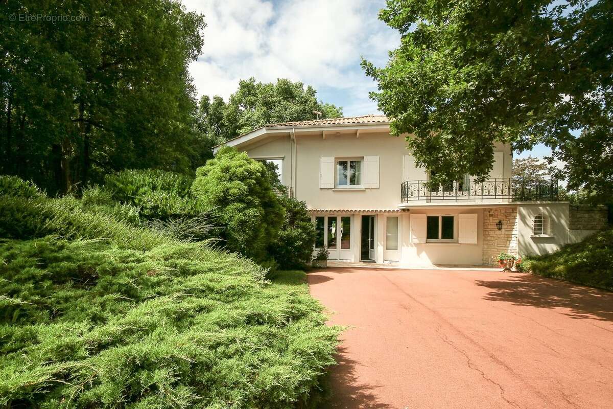 Maison à BARBEZIEUX-SAINT-HILAIRE