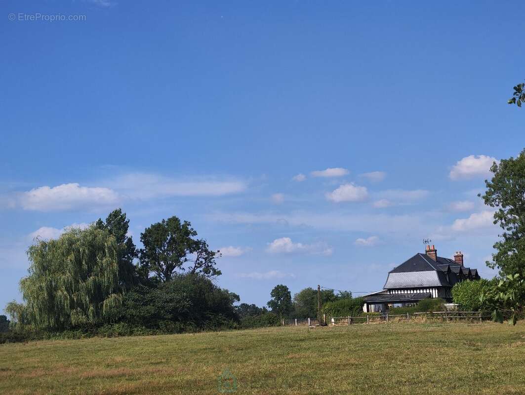 Sur plus de 3 ha de terrain, agréable maison avec dépendances - photo 22