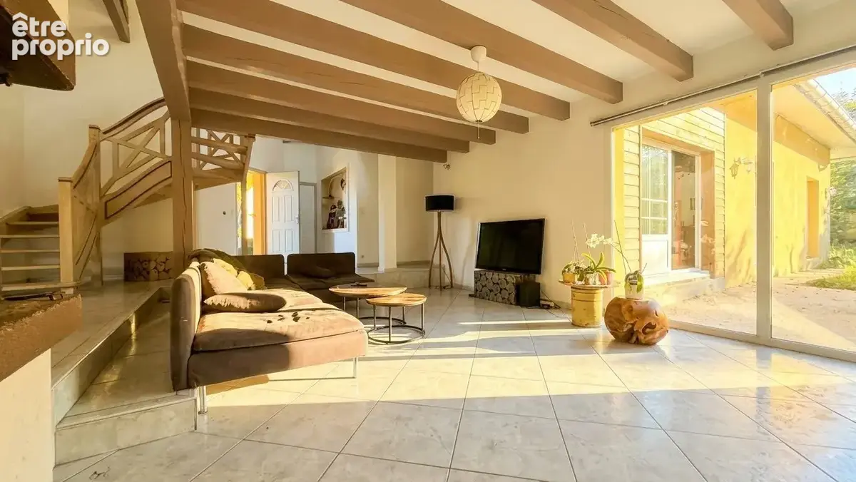 Maison T6 de 175 m² avec piscine plein sud, pool house et jacuzzi sur un terrain de 3 500 m² - photo 6