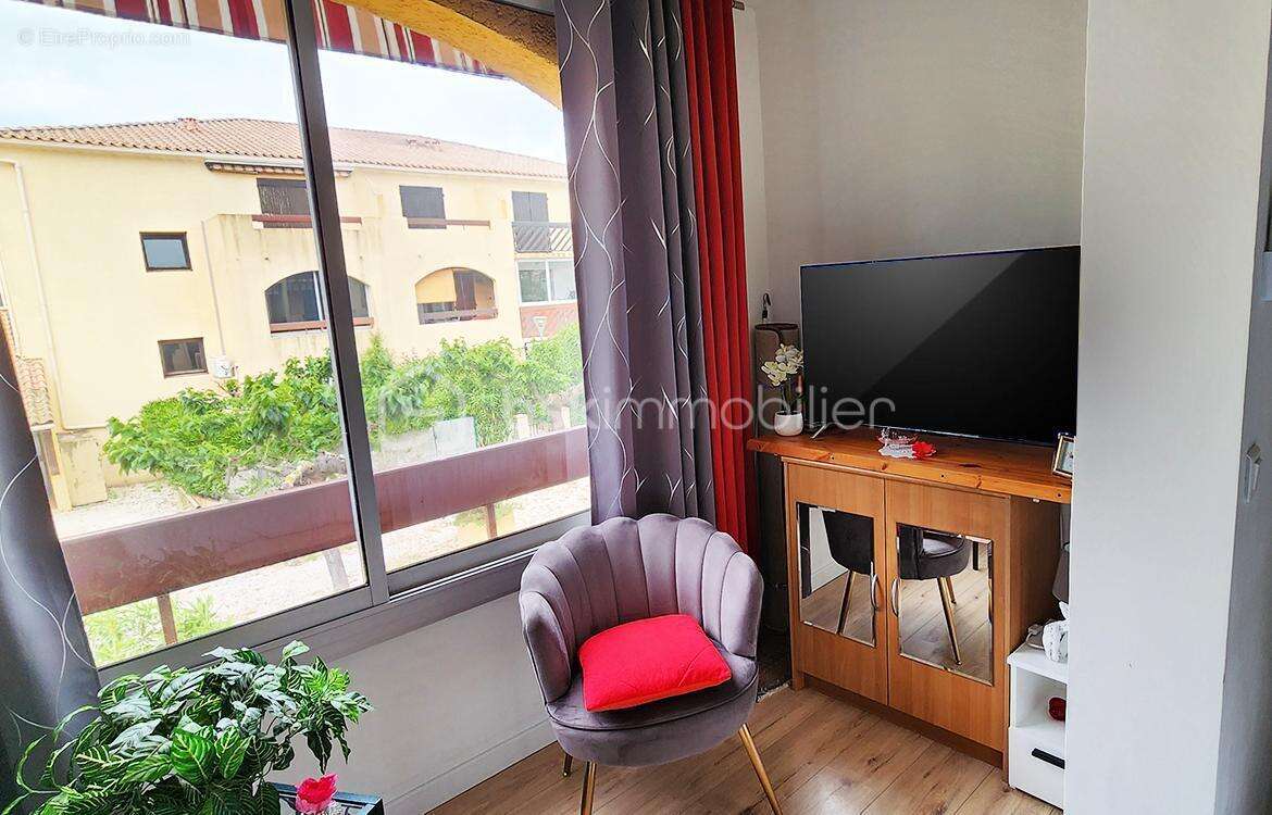 La londe les maures- studio de 19m2 avec loggia + place de parking privative - photo 2