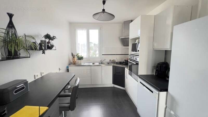 QUIMPER-Sud, rue du Léon (Quartier Prat-Maria), appartement de type T5 modifié en T4 de plus de 83 m² habitable, situé au 7ème é - photo 8