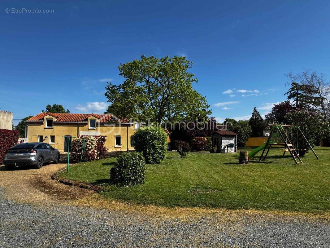 Maison avec logement indépendant loué, dépendances et terrain de 2 363 m² - photo 1
