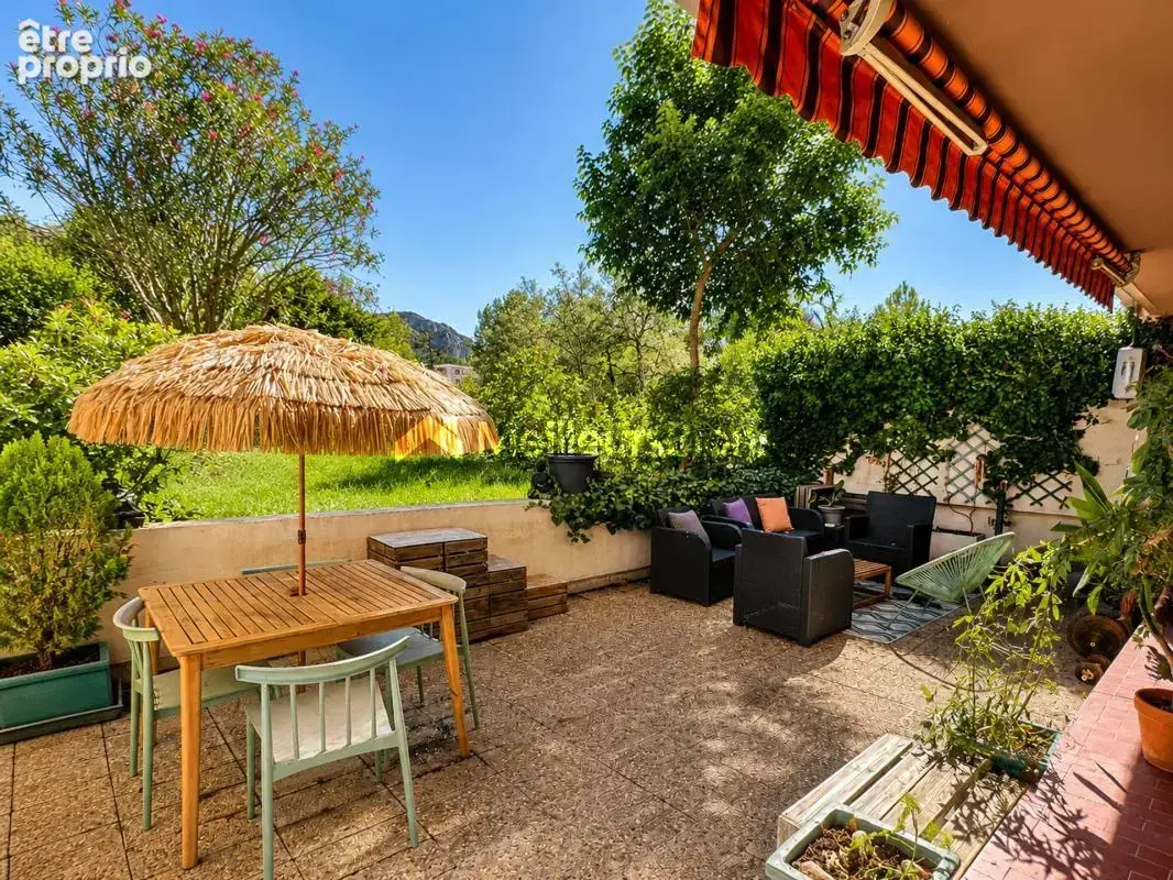 T4/T5 d’exception en rez-de-jardin avec vue dégagée de 108 m² à Marseille 13008 - photo 1