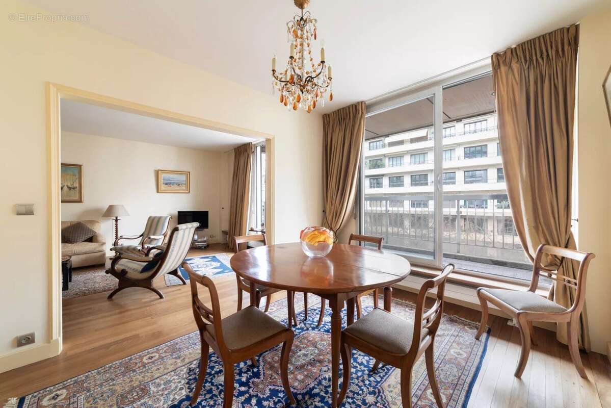 Appartement à PARIS-16E