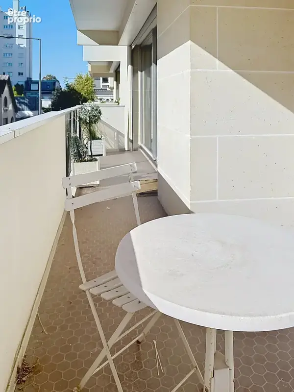 Appartement traversant de 137 m2 ascenseur, balcon terrasse, cave et box - photo 4