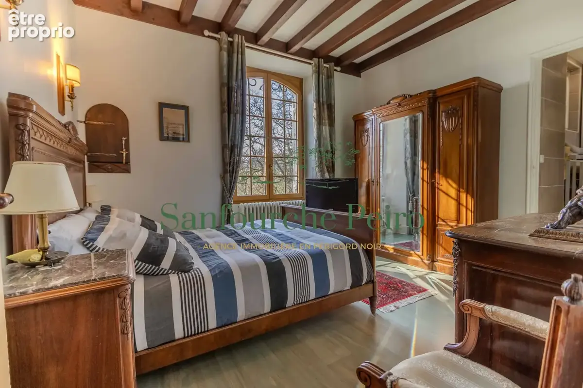 Situé à 18km à l'ouest de Sarlat et à 2km de Saint Cyprien - photo 18