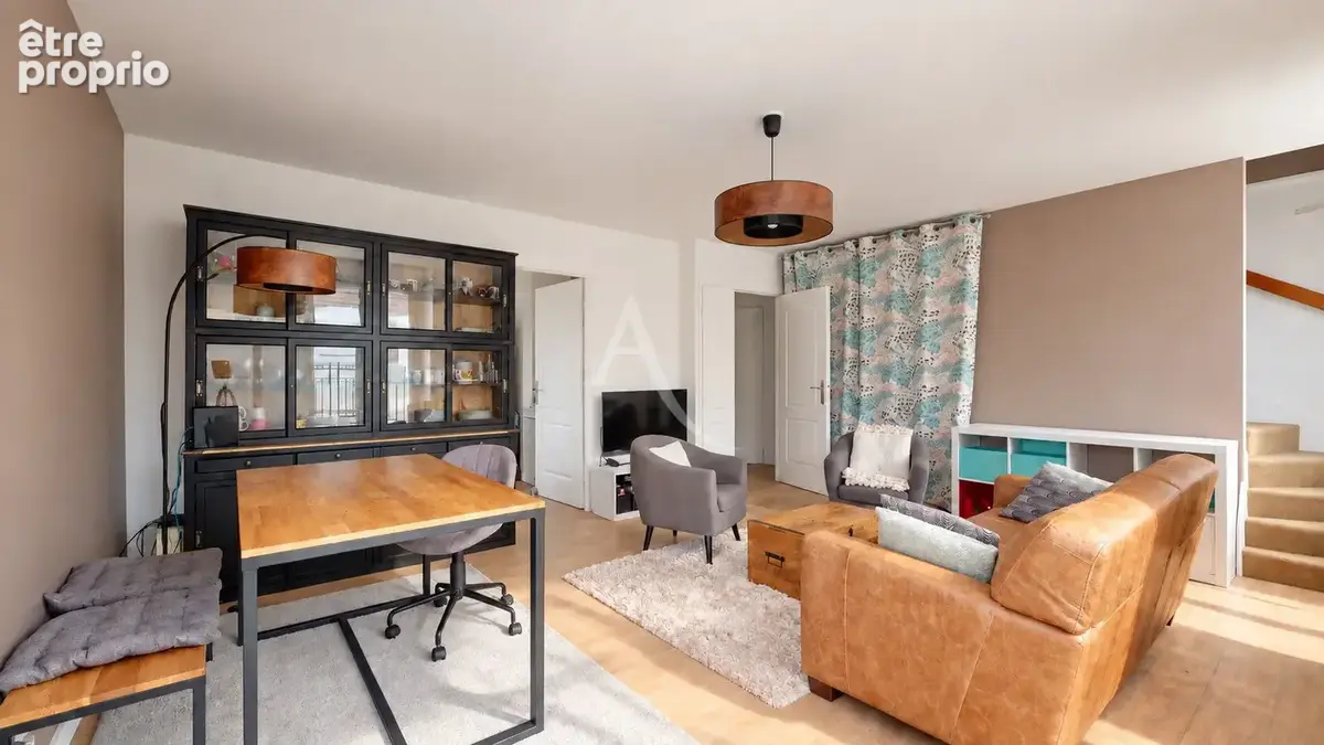 Appartement Vaureal  F5 en DUPLEX  au COEUR DE VILLE  de 75 m2 avec 43 m2 de terrasse et 2 places de parking en sous sol. - photo 3