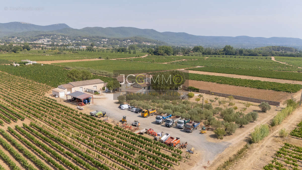 Domaine viticole avec 1 050m2 de bâtis et 300 000m2 (30 hectares) de vignes - photo 10