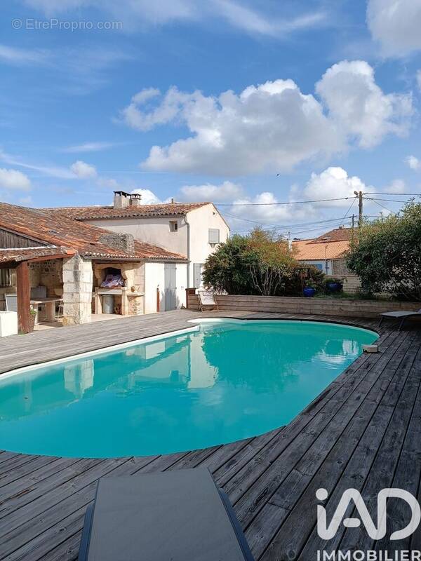Photo 1 - Maison à CORME-ROYAL