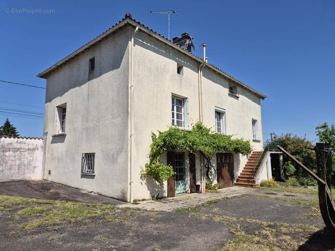 Maison à COURCOME