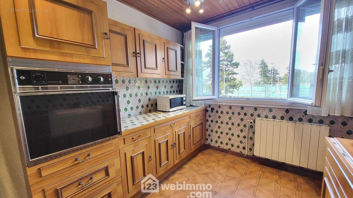 La cuisine équipée avec sa loggia attenante - Appartement à SAINT-MARTIN-D'HERES