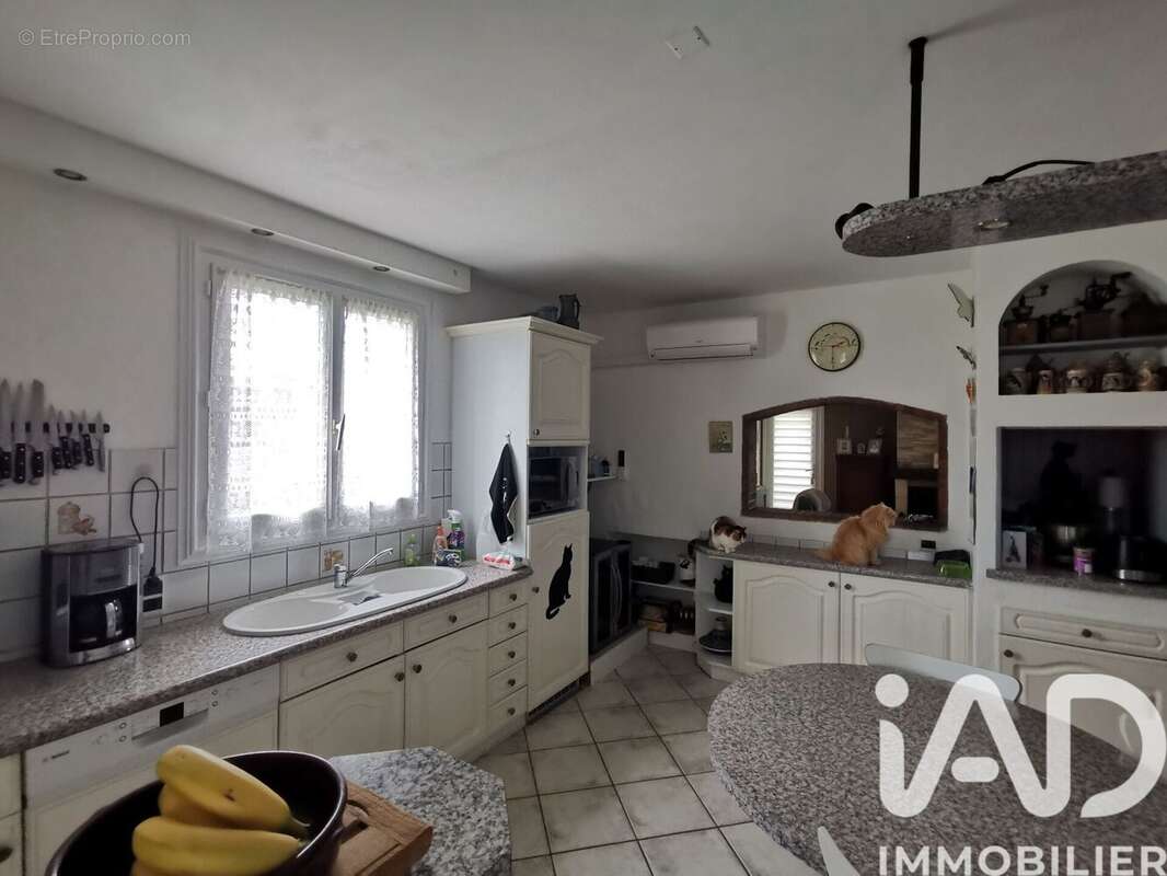 Maison 137 m² à Le Douhet  - photo 4