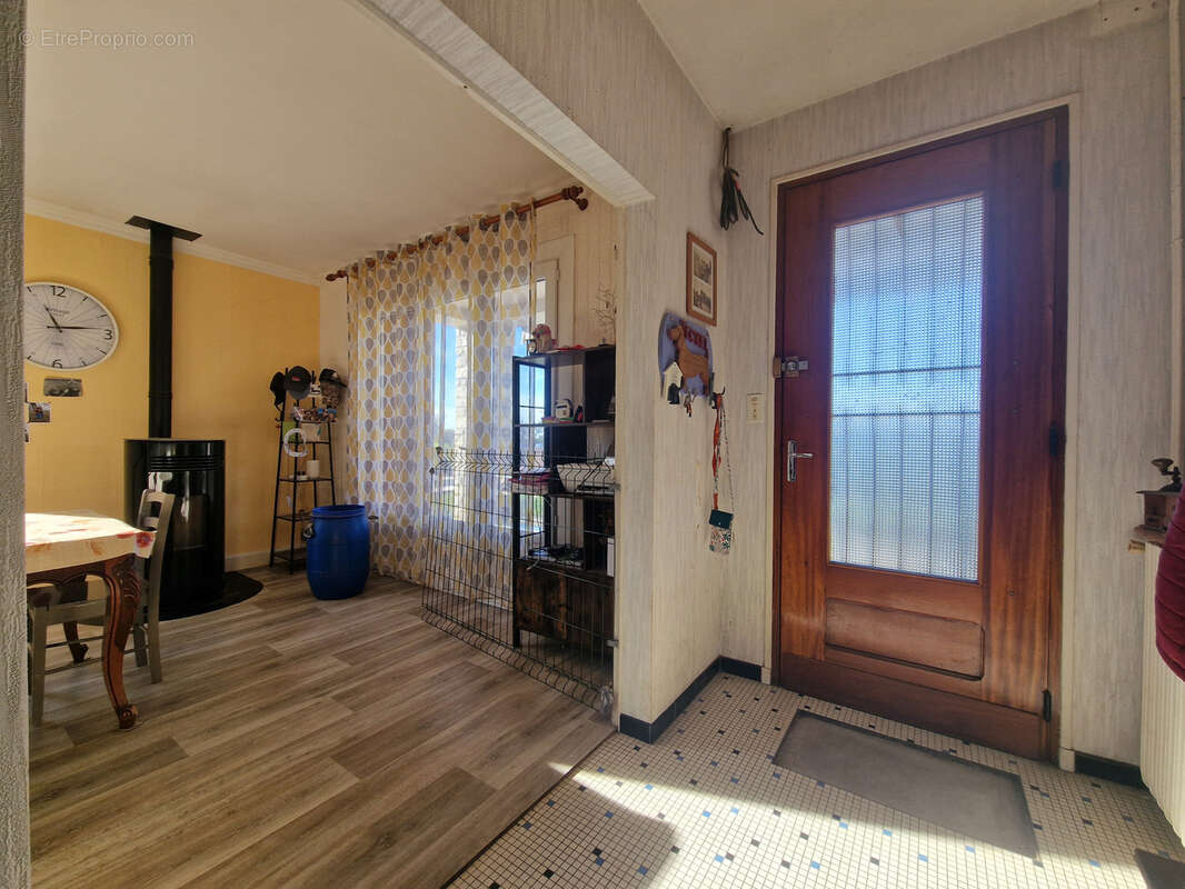 Maison à SAINT-QUENTIN-DE-CHALAIS