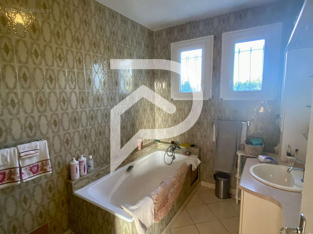 Maison à SAINT-SULPICE-DE-ROUMAGNAC