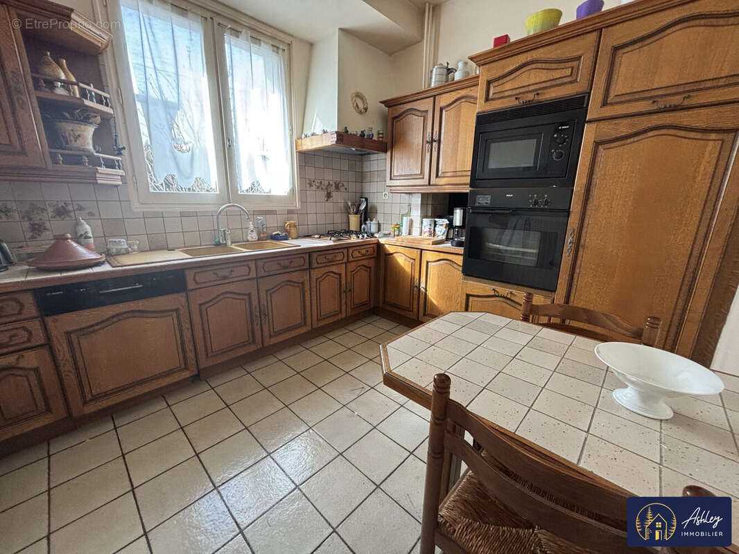 Maison 8 pièces RIOM-ES-MONTAGNES (Cantal) - Maison à RIOM-ES-MONTAGNES
