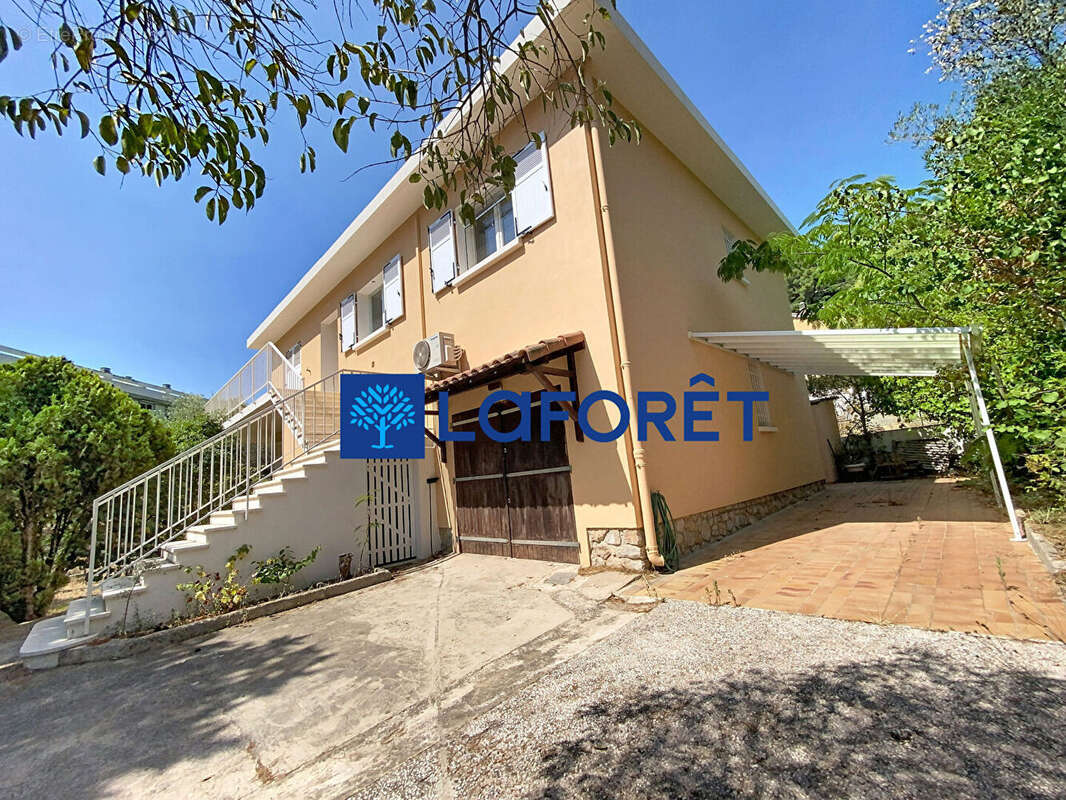 Villa 7 pièces - deux appartements - Terrain 753 m² à La Garde - photo 2