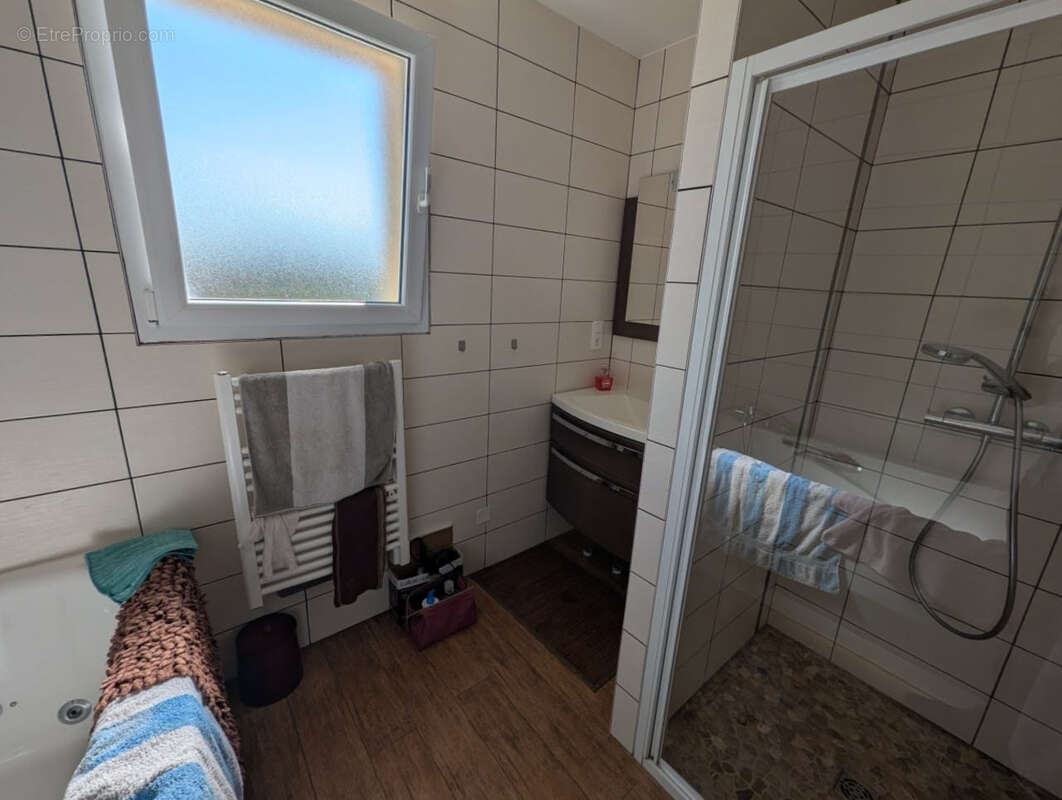 Maison à NEUVELLE-LES-CROMARY