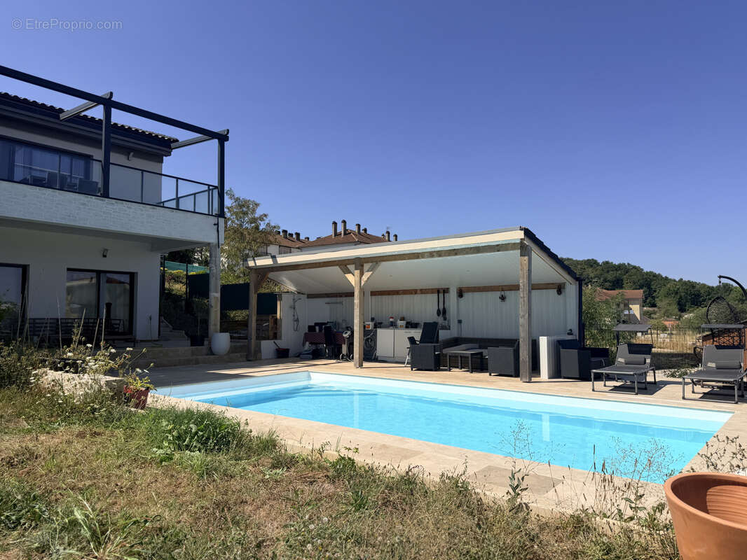 Maison 7 pièces de 164 m2 avec un grand garage et une piscine. - photo 18