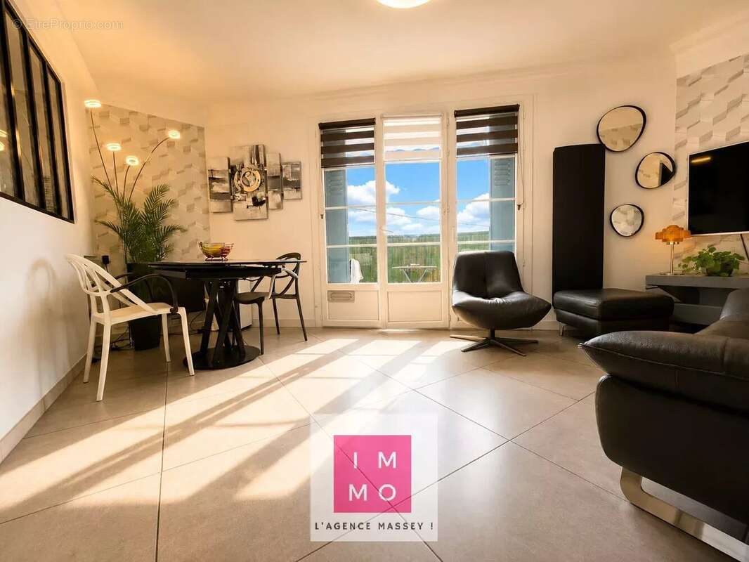 T3 lumineux de 56 m² – Balcon, grand garage, cave et parking – Secteur Jardin Massey - photo 3