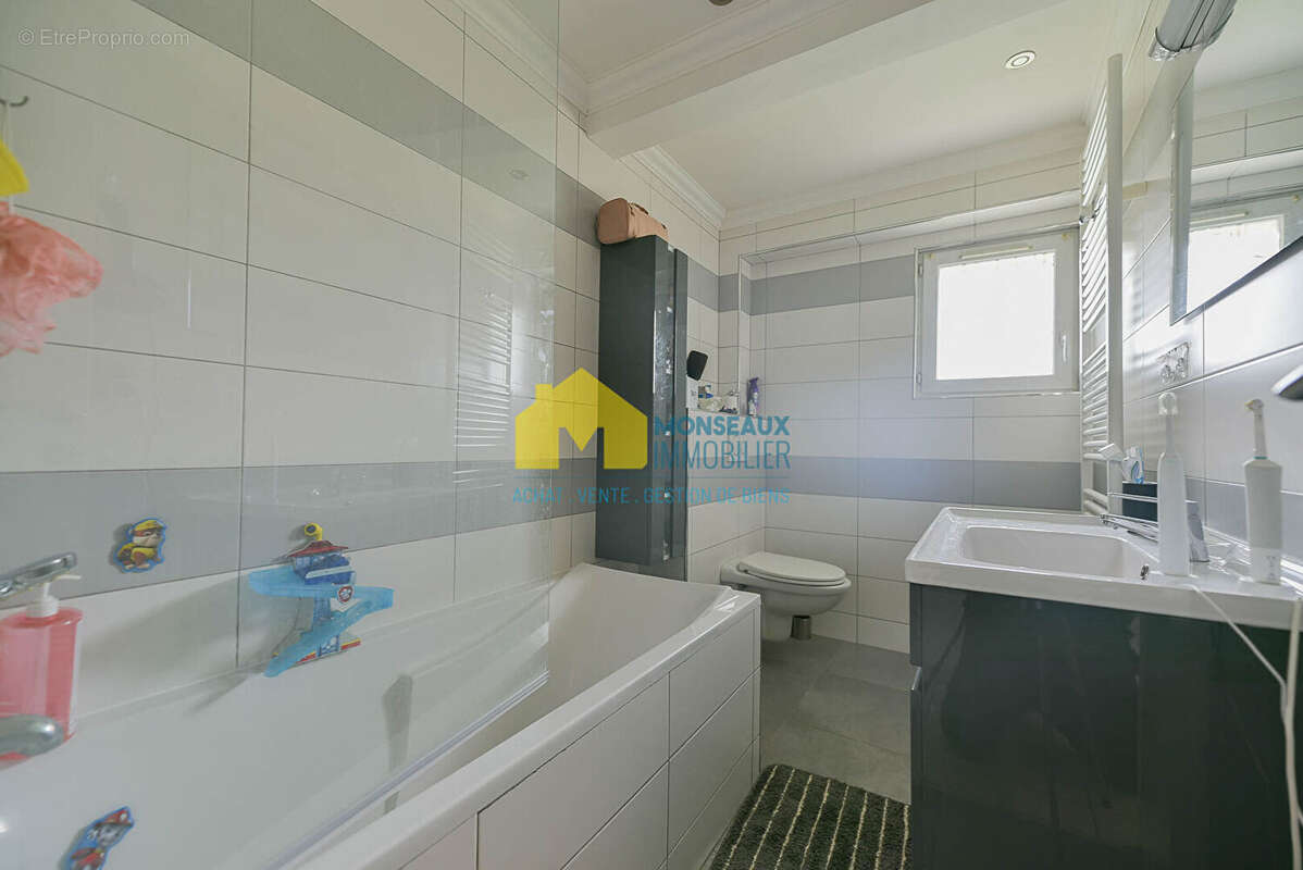 Maison à SAINTE-GENEVIEVE-DES-BOIS