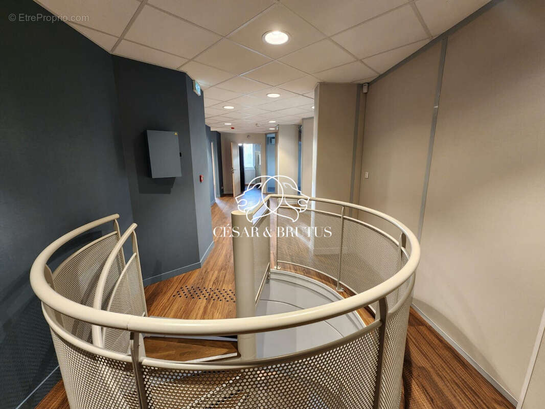 Commerce 170 m² à Lyon-8e  - photo 5