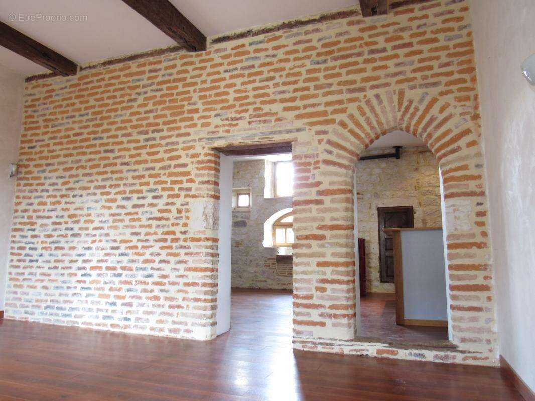Grande maison medievale  de village entierement renovee dpe en b avec une petite maison qui sert de garage   290000€ - photo 9