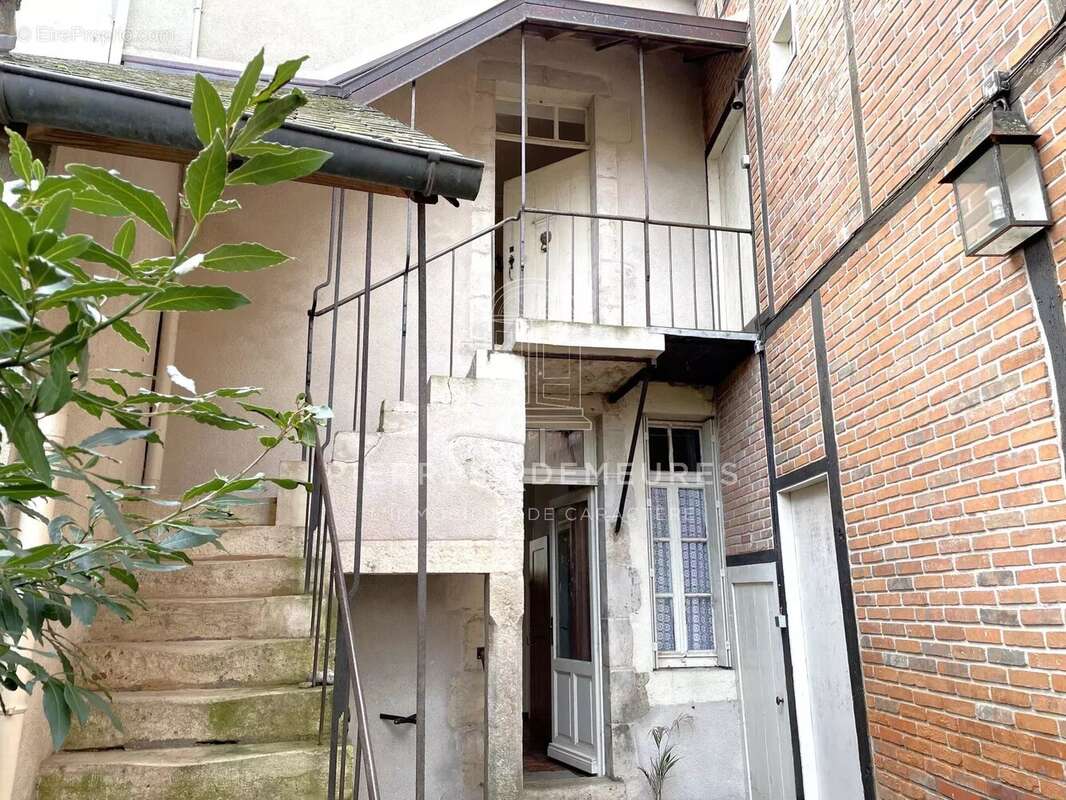 Bâtisse de caractère à rénover – deux logements et fort potentiel - photo 9