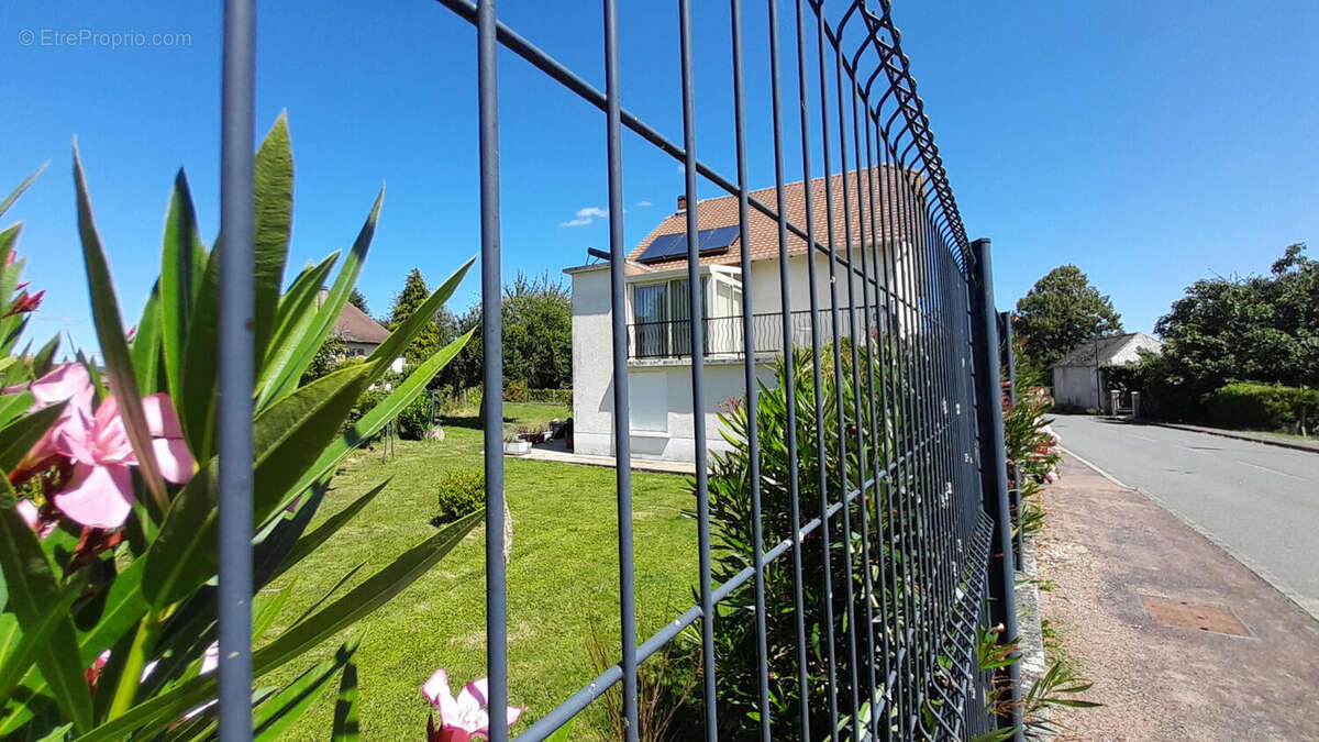 Le jardin - Maison à SAINT-PRIEST-LES-FOUGERES