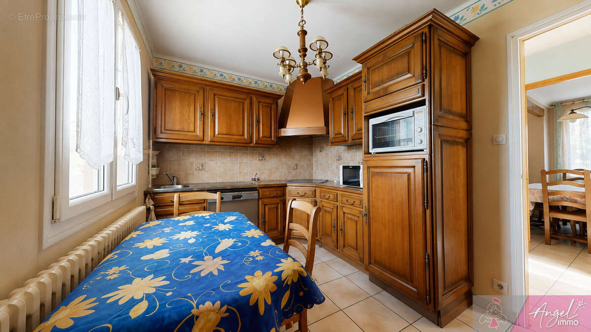 maison sur sous sol avec 2032 m2 de terrain à Saint Vit - photo 4