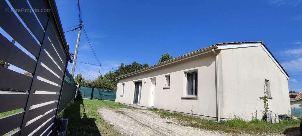 Maison à SAINT-YZAN-DE-SOUDIAC