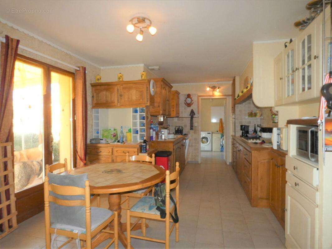Maison de plain-pied 140m², 3 chambres, 2 terrasses, 3 garages, terrain 5800m² - photo 11