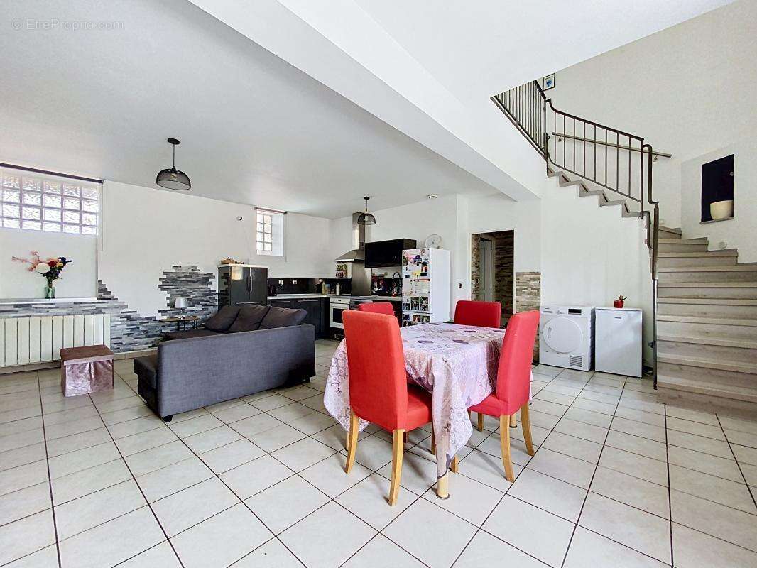 Maison -  chambres - Mezzanine - Terrasse - Garage - Places de stationnement - Au cœur du village - Proche toutes commodités - photo 12